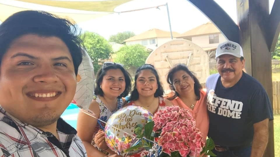 Frosty Brothers family  in San Antonio with smiles, flowers, and balloons